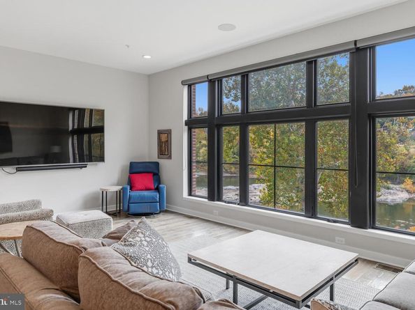 4586 Riverside Way, Philadelphia PA 19127