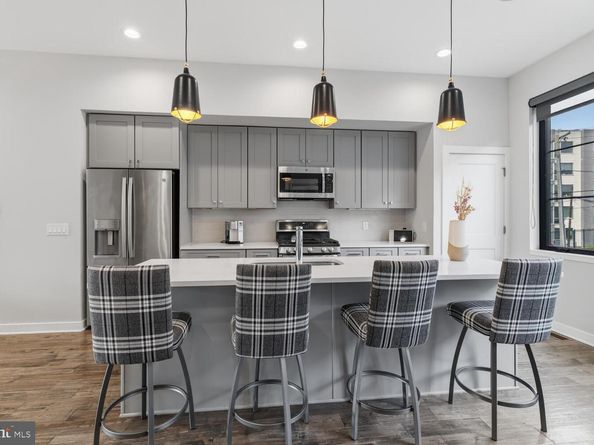 4586 Riverside Way, Philadelphia PA 19127