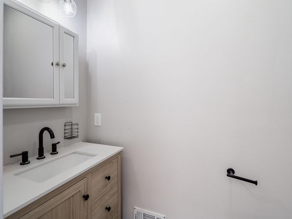 257 Woodlawn Ave, Jersey City NJ 07305