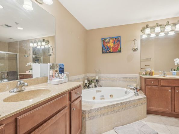 150 Blue Heron Dr, Secaucus NJ 07094