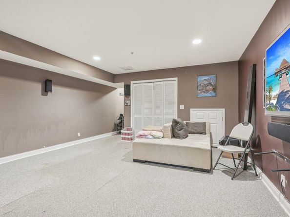 150 Blue Heron Dr, Secaucus NJ 07094