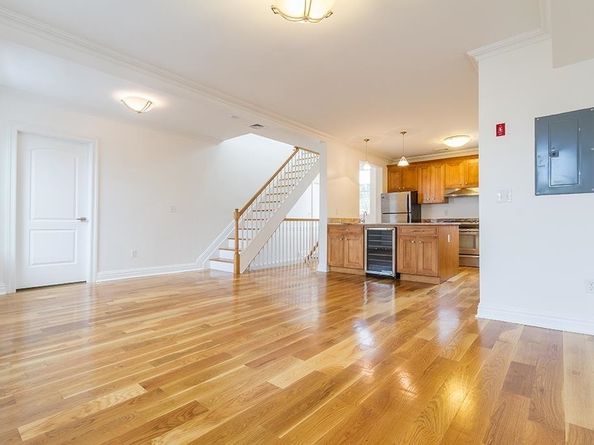 385 1st St, Jersey City NJ 07302