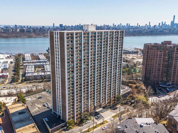 250 Gorge Rd 25J, Cliffside Park NJ 07010
