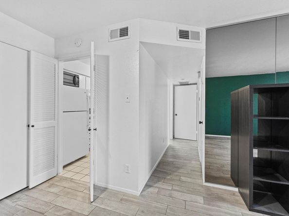 4643 Wild Indigo 414, Houston TX 77027