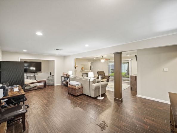 5810 Wigton Drive, Houston TX 77096