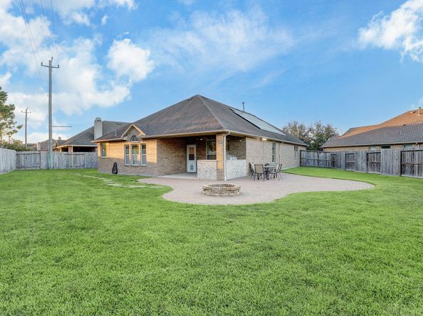 632 Pedernales Street, Webster TX 77598