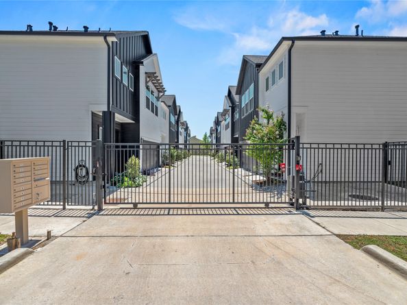 869 Mansfield Street E, Houston TX 77091