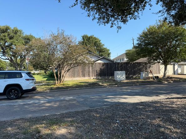 1102 Bay Oaks Road, Houston TX 77008