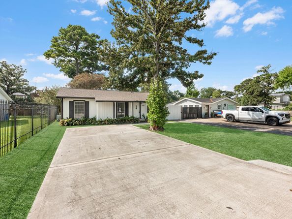 9011 Kerrwood Lane, Houston TX 77080