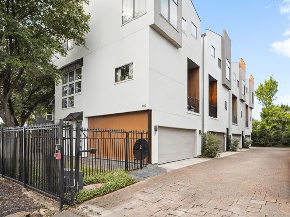 2010 Blodgett Street G, Houston TX 77004