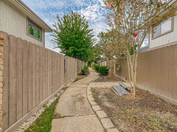 12042 Mighty Oak Drive B, Houston TX 77066