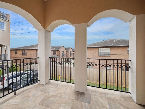 5629 Dolores Place Lane B, Houston TX 77057