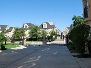 5629 Dolores Place Lane B, Houston TX 77057