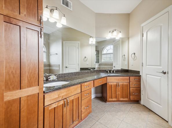 5629 Dolores Place Lane B, Houston TX 77057