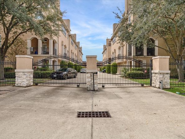 5629 Dolores Place Lane B, Houston TX 77057