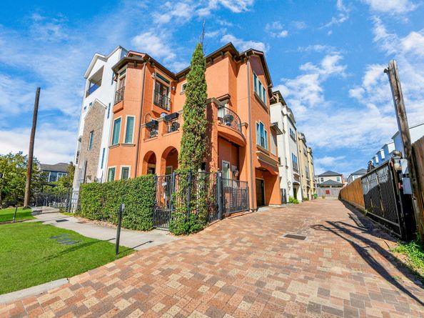 1141 W 23rd st A, Houston TX 77008