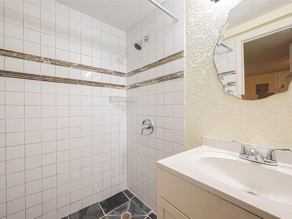 5009 N Main Street, Houston TX 77009