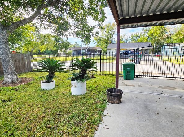 5231 Lyndhurst Drive, Houston TX 77033