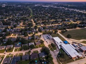 402 Fintona Way, Houston TX 77015