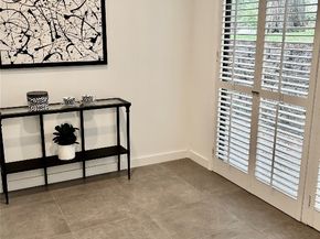 10 S Briar Hollow Lane 55, Houston TX 77027