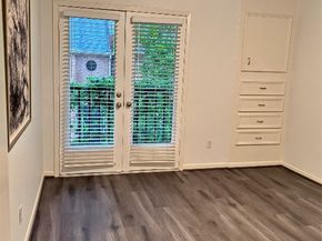 10 S Briar Hollow Lane 55, Houston TX 77027