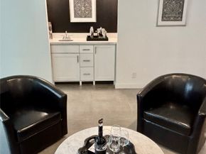 10 S Briar Hollow Lane 55, Houston TX 77027