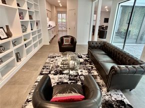 10 S Briar Hollow Lane 55, Houston TX 77027