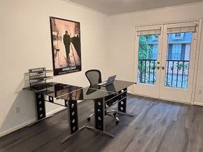 10 S Briar Hollow Lane 55, Houston TX 77027