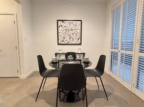 10 S Briar Hollow Lane 55, Houston TX 77027