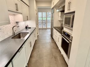 10 S Briar Hollow Lane 55, Houston TX 77027