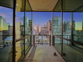 1211 Caroline Street 2002, Houston TX 77002