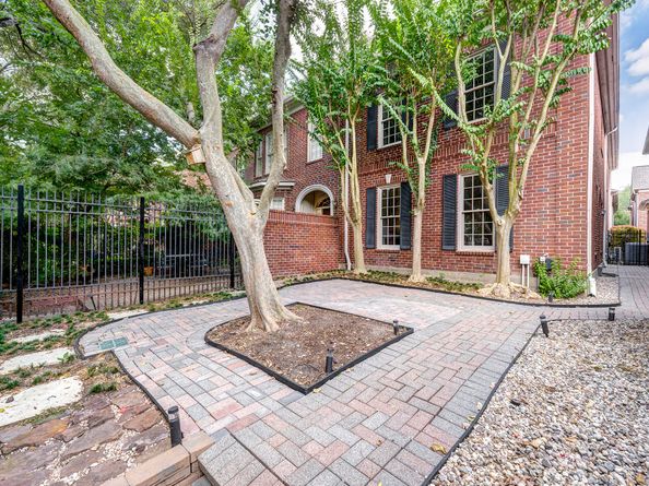 3220 Maroneal Street, Houston TX 77025