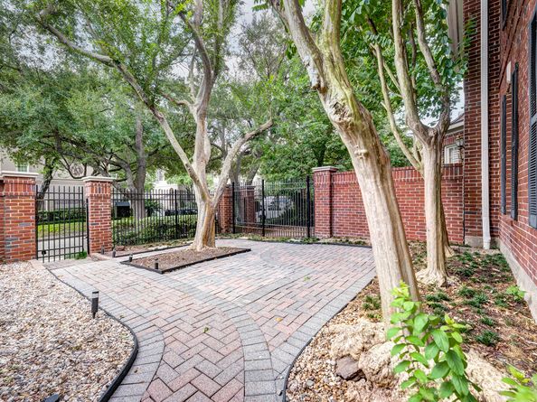 3220 Maroneal Street, Houston TX 77025