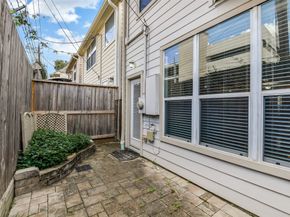 2634 Couch Street, Houston TX 77008