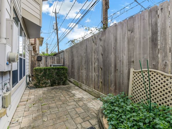 2634 Couch Street, Houston TX 77008