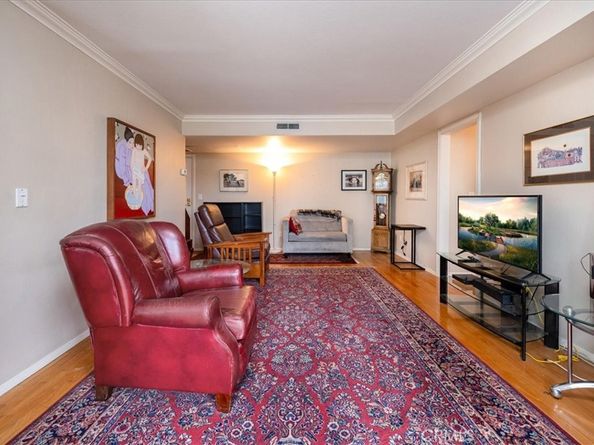 330 S Mentor Avenue 202, Pasadena CA 91106