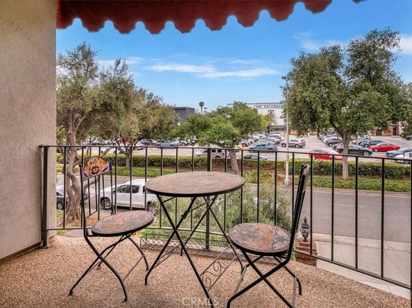330 S Mentor Avenue 202, Pasadena CA 91106