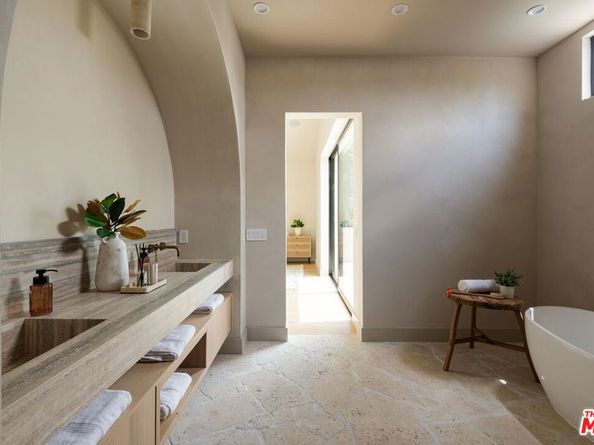 11746 La Maida Street, Valley Village CA 91607