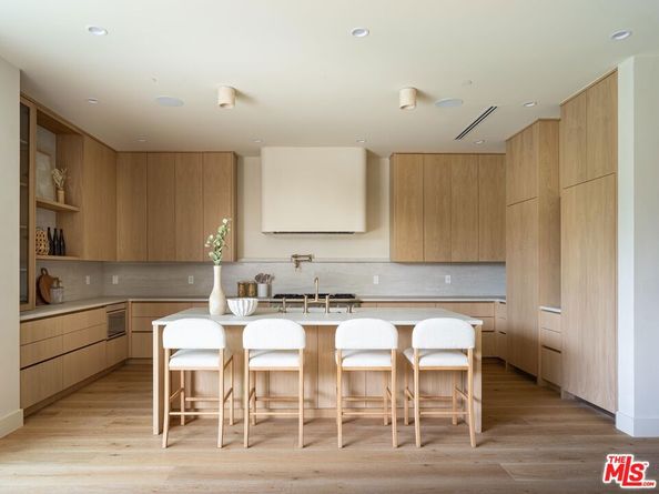 11746 La Maida Street, Valley Village CA 91607