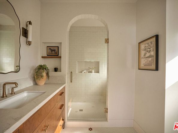 845 S Muirfield Road, Los Angeles CA 90005