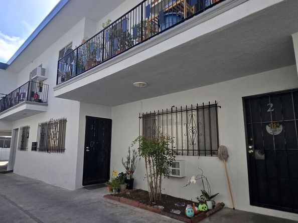 4942 Rosewood Avenue, Los Angeles CA 90004