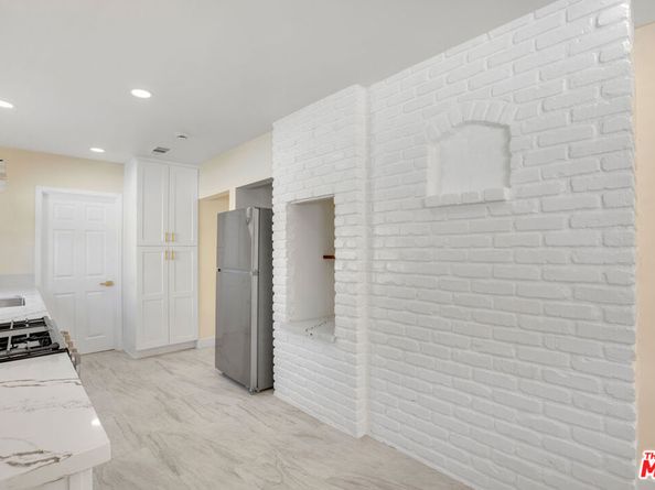 18800 Cohasset Street, Reseda CA 91335