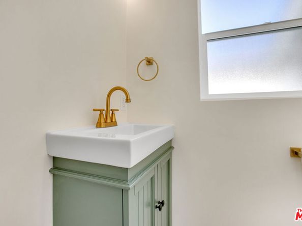 18800 Cohasset Street, Reseda CA 91335