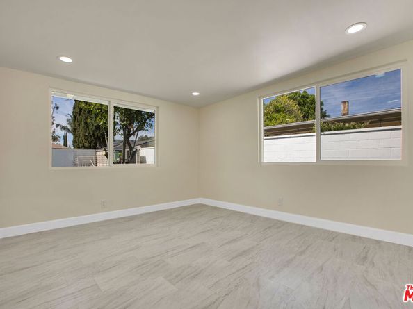 18800 Cohasset Street, Reseda CA 91335