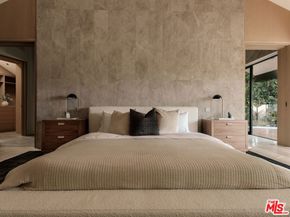 2555 La Mesa Drive, Santa Monica CA 90402