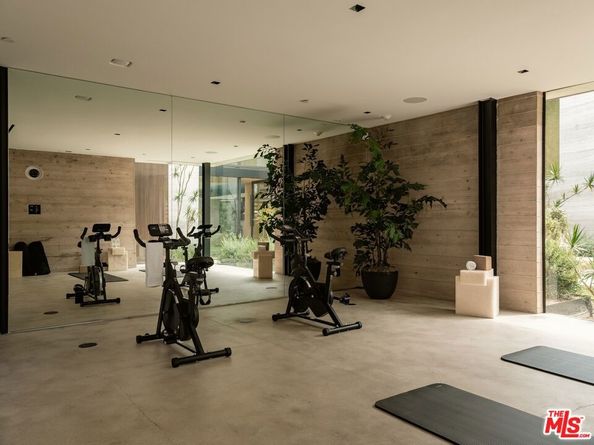 2555 La Mesa Drive, Santa Monica CA 90402