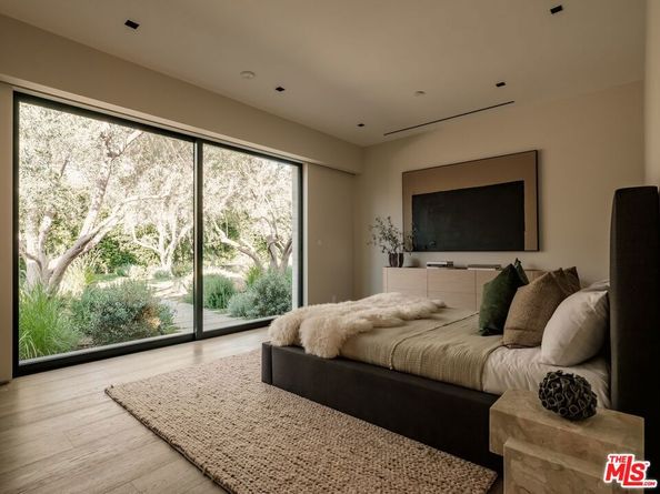 2555 La Mesa Drive, Santa Monica CA 90402