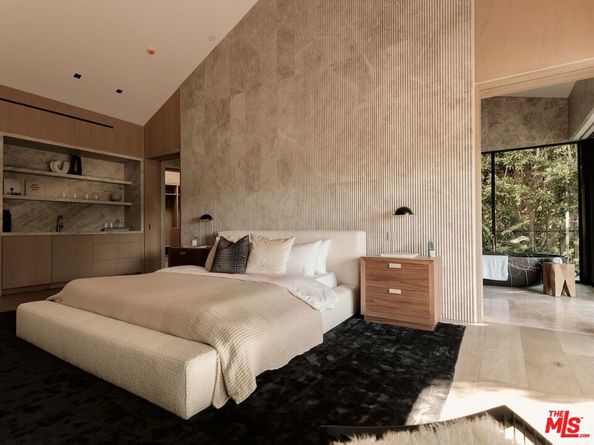 2555 La Mesa Drive, Santa Monica CA 90402