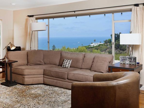 6064 Avenida Chamnez, La Jolla CA 92037