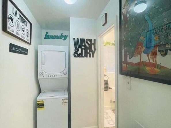 1239 Gordon Street, Los Angeles CA 90038